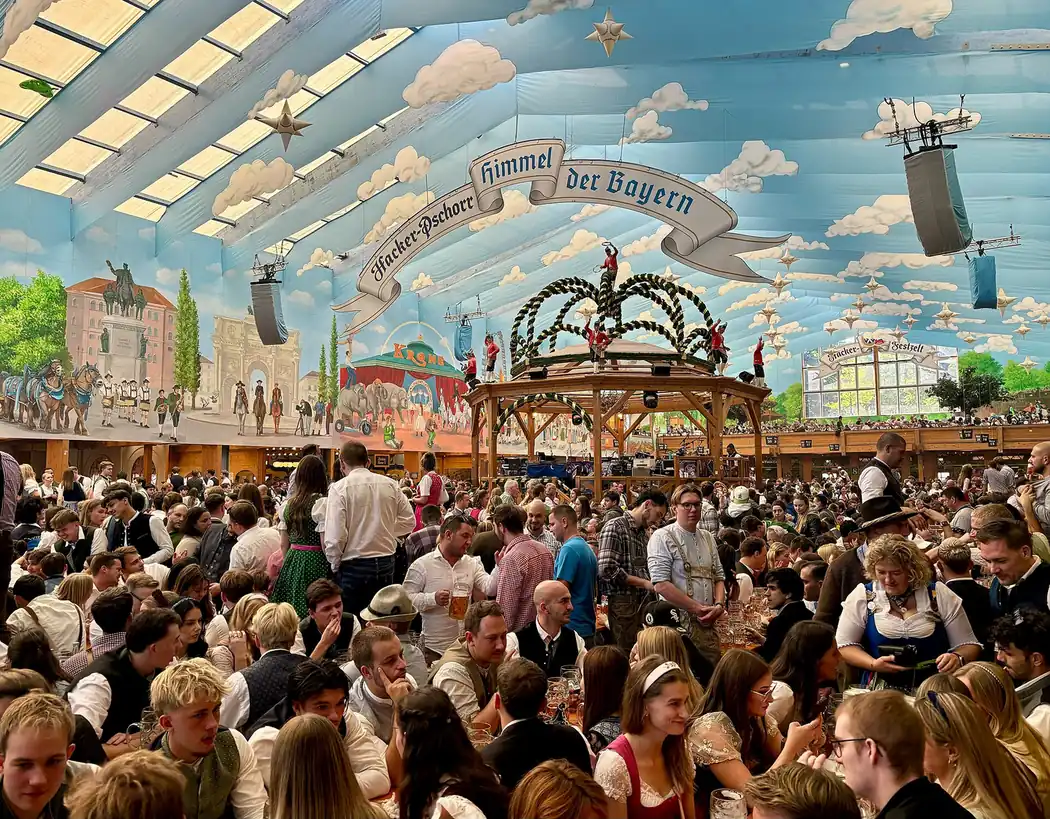 Ein volles Festzelt auf dem Oktoberfest 2025