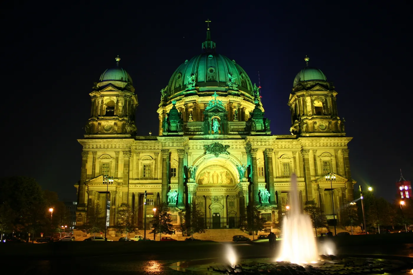 Der Berliner Dom in grünem Licht