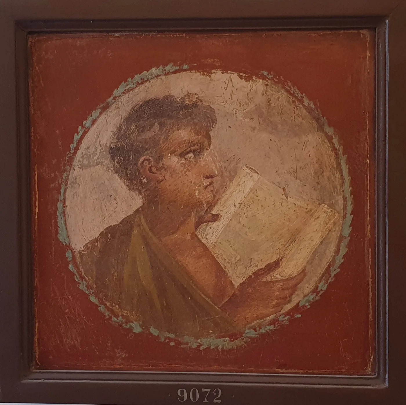Ein junger Mann mit einer Papyrusrolle: ein altes Wandbild aus Herculaneum, heute im Museum in Neapel