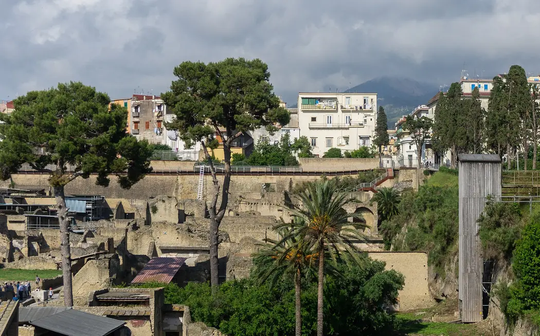 Die Ruinen von Herculaneum, hinten der Vesuv