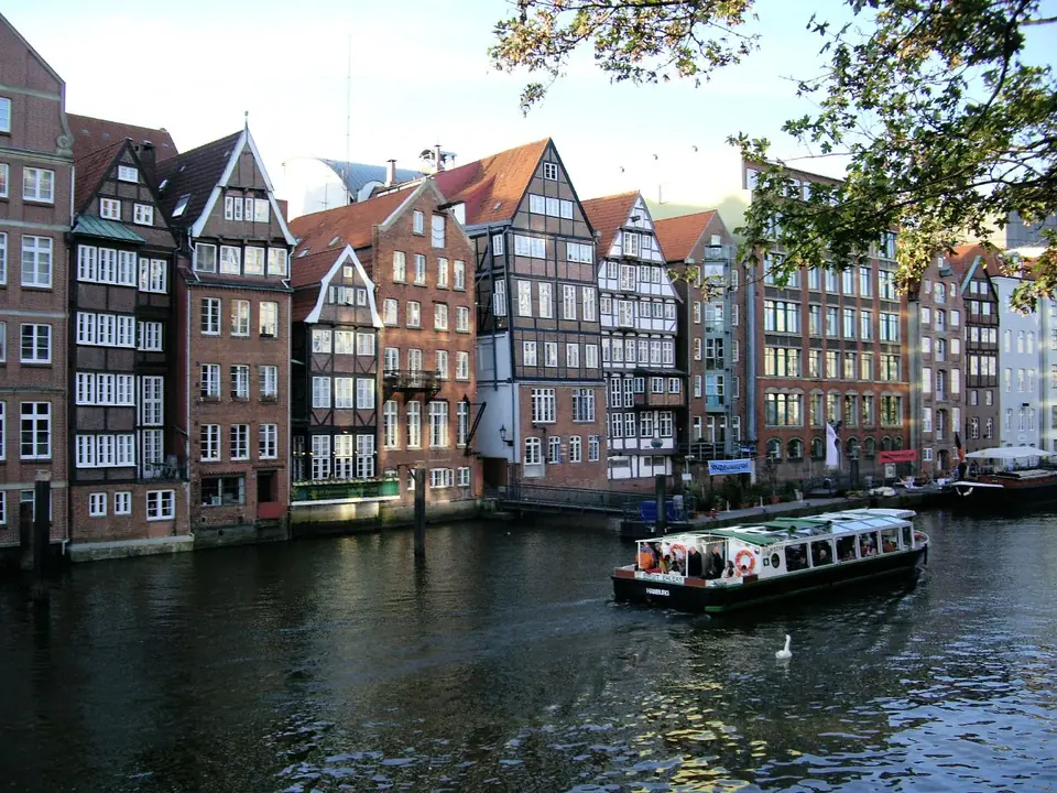 Ein alter Kanal in Hamburg: das Nikolaifleet. Hier in der Nähe war der erste Hafen.