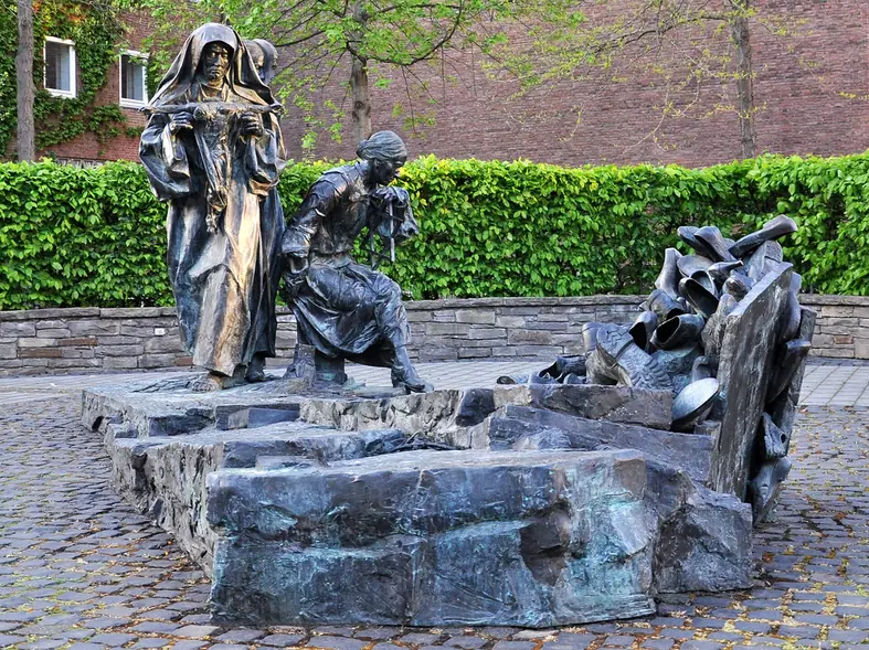 Ein Denkmal für Edith Stein in Köln, nicht weit von ihrem ersten Kloster