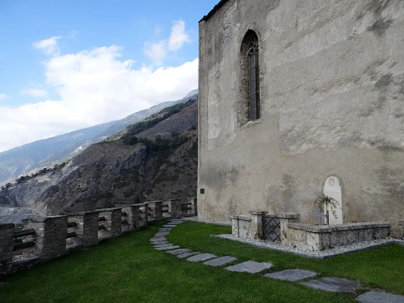 Rilkes Grab in Raron, an der Mauer einer alten Kirche hoch über dem Tal