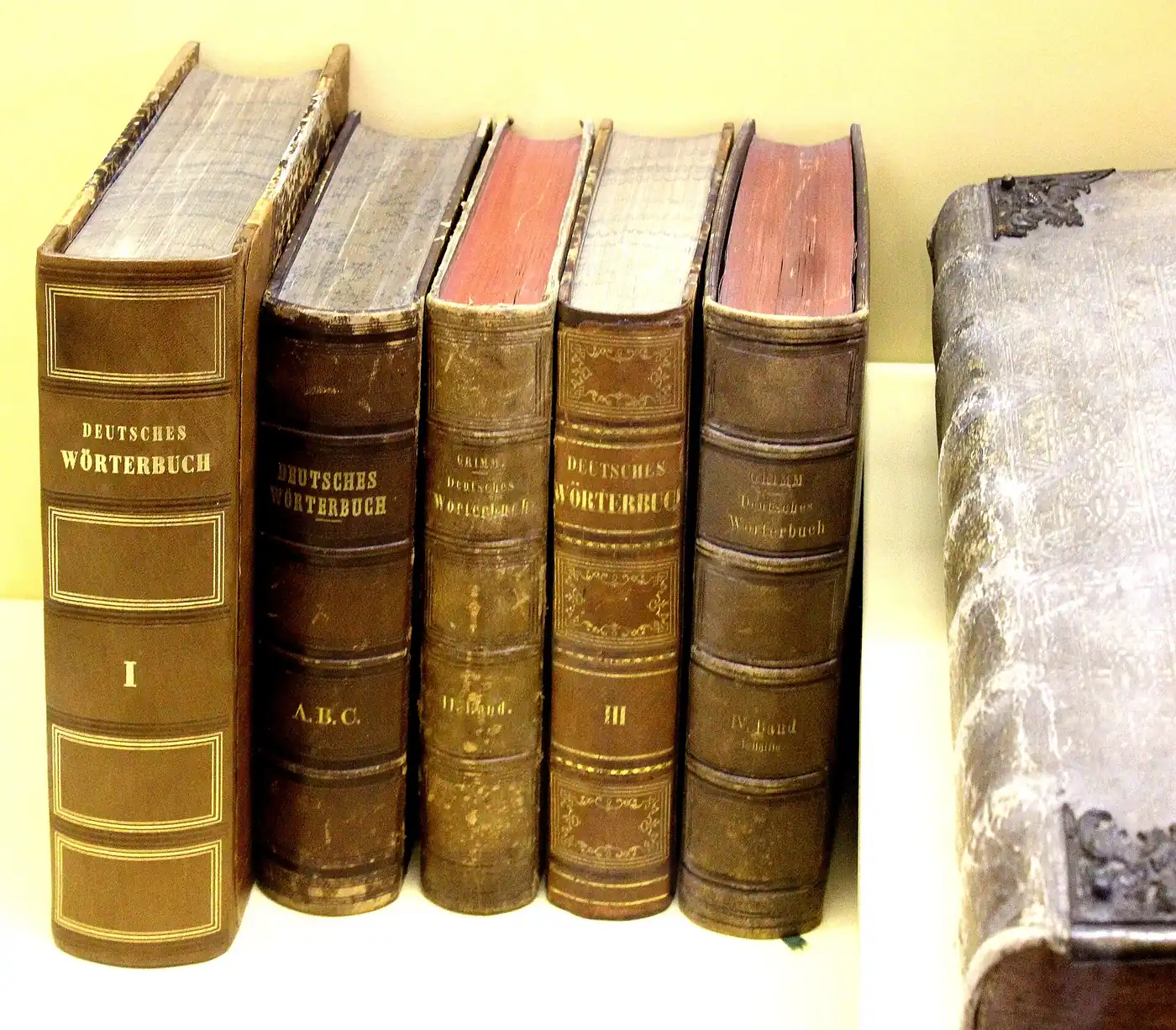 Die ersten Bücher vom Wörterbuch der Brüder Grimm in einem Museum