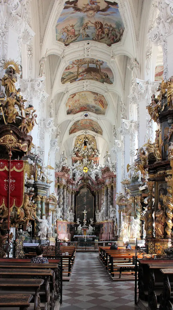 Die Kirche im Kloster Neuzelle ist innen sehr bunt und reich geschmückt.