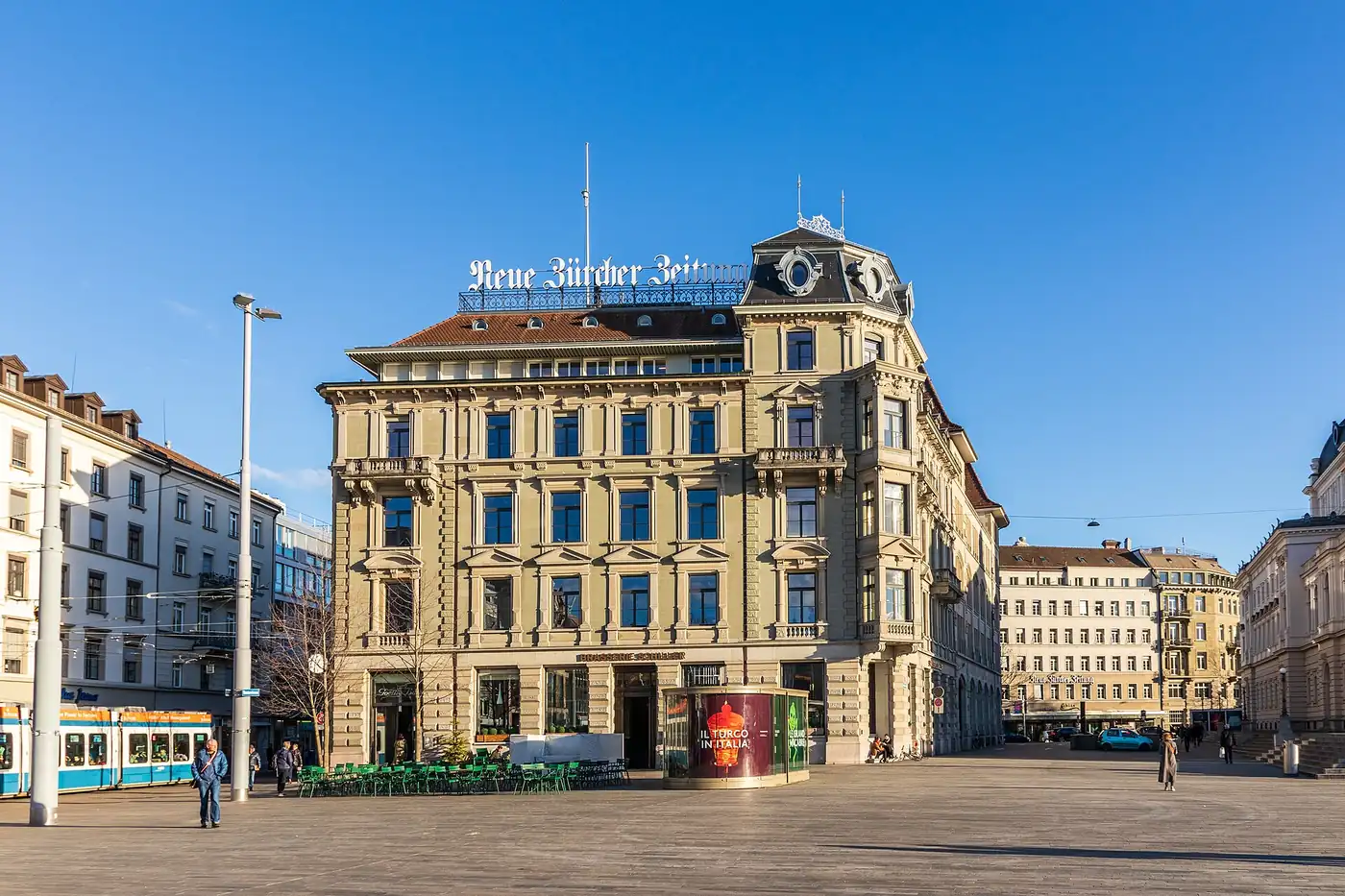 Das Haus der „Neuen Zürcher Zeitung“ in Zürich (2019). Für ihre Sonntagsausgabe hat Julia Krasselt die Medientexte ausgewertet.