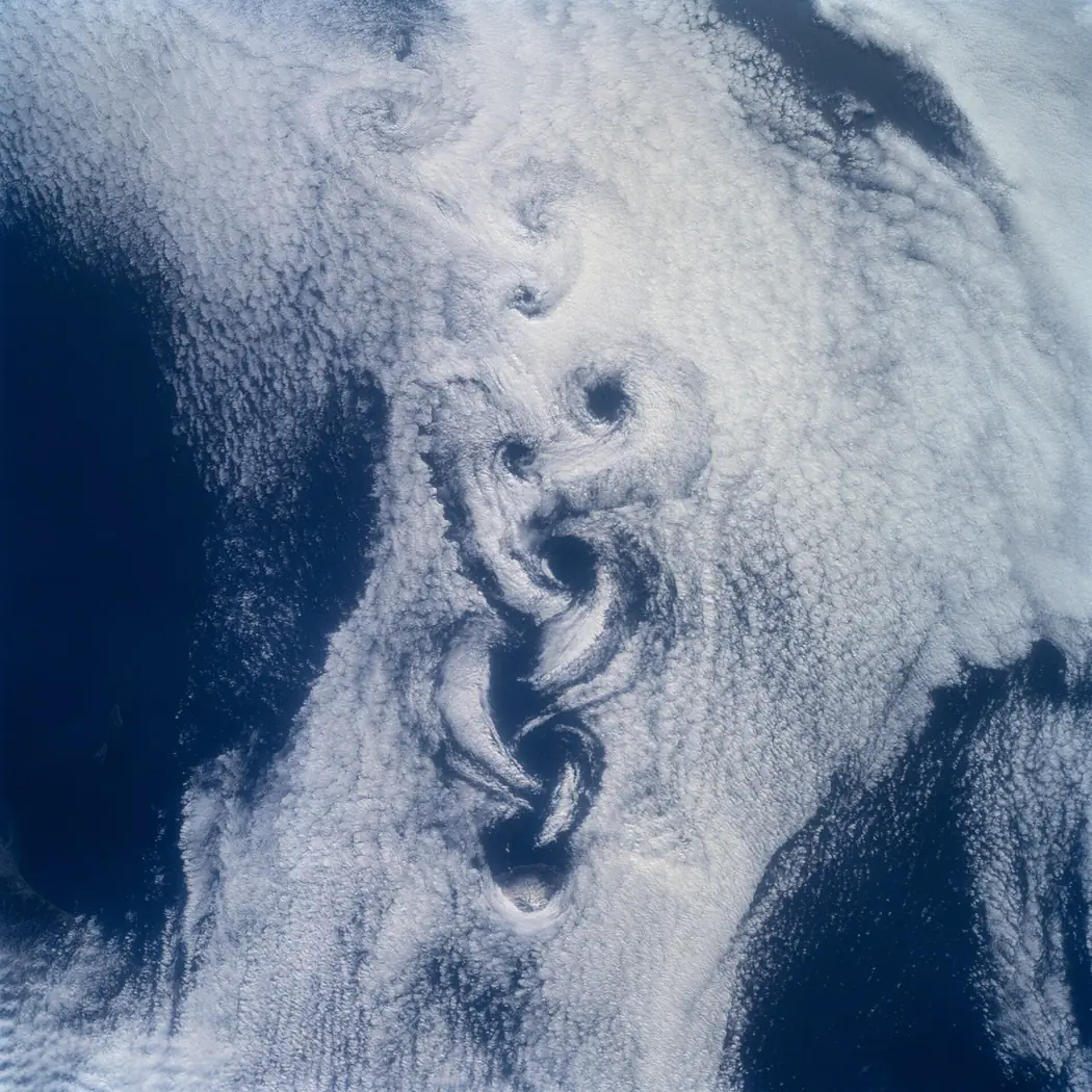 Wirbel in den Wolken hinter der Insel Rishiri in Japan: So kompliziert kann Luft fließen. Satellitenbild der NASA, 2001