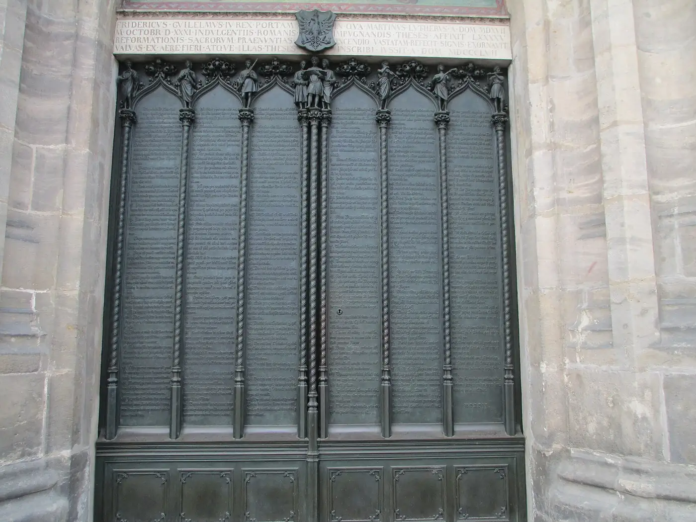 Die Thesentür aus Bronze an der Schlosskirche in Wittenberg