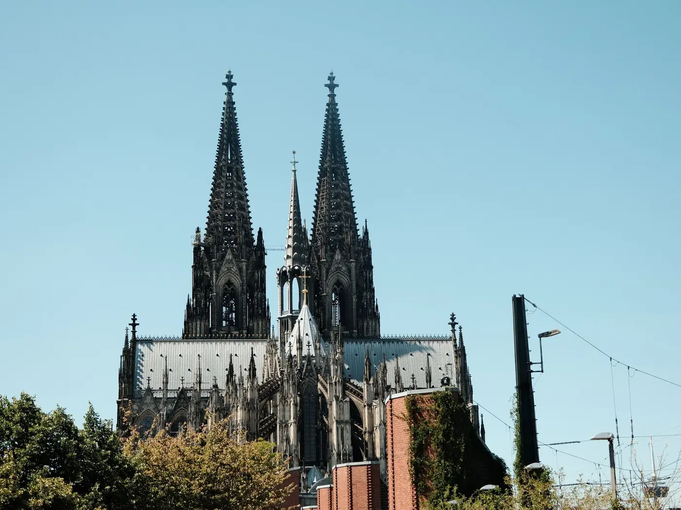 Der Kölner Dom heute: Die Türme sind 157 Meter hoch, und es gibt keinen Kran mehr.