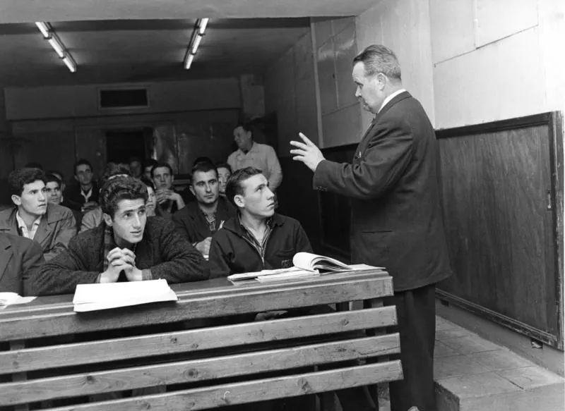 Neue Bergleute aus Italien bekommen im Mai 1962 in Walsum bei Duisburg Unterricht über das Leben in Deutschland. Mit Italien gab es schon seit 1955 ein Anwerbeabkommen.