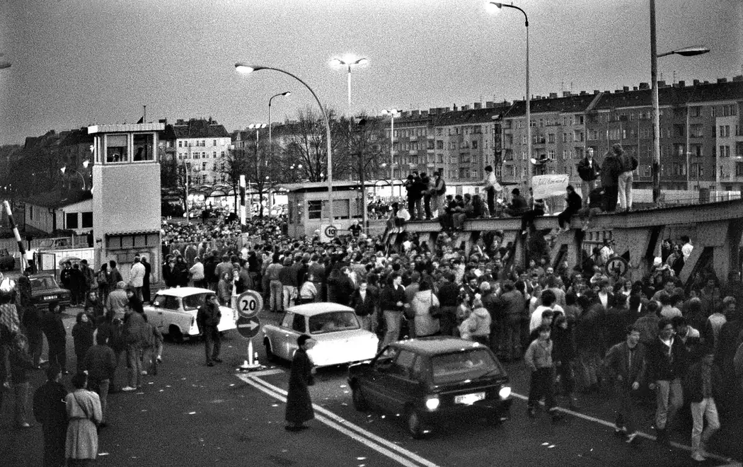 Die Brücke an der Bornholmer Straße am 10. November 1989: Viele Ost-Berliner kommen aus dem Westen nach Hause zurück.